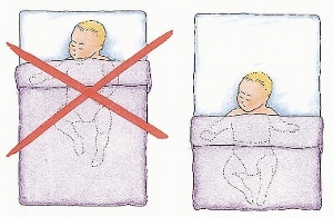 Leg je baby met zijn voeten bijna tegen het voeteneind van het bed.